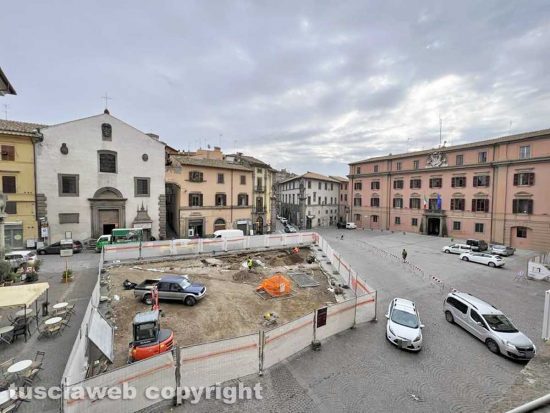 Viterbo - Lavori in corso in piazza del Comune