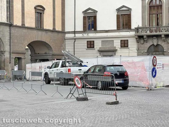 Viterbo - Macchine parcheggiate a ridosso del cantiere di piazza del Comune