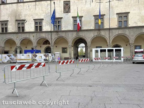 Viterbo - Le transenne in piazza del Comune
