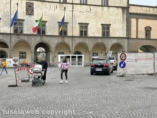 Viterbo - Lavori, macchine, persone e passeggini in piazza del Comune