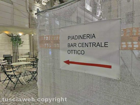 Viterbo - Il cartello che indica le attività commerciali coperte dal cantiere di piazza del Comune
