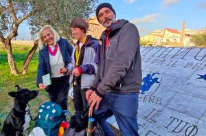 Viterbo - Eva Garelli, Pietro Vertamy e il loro amico a quattro zampe Tumpi per "Il cammino della Nona casa"