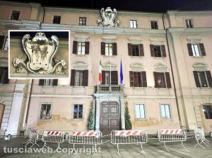 Viterbo - Il palazzo della prefettura transennato - Nel riquadro lo stemma