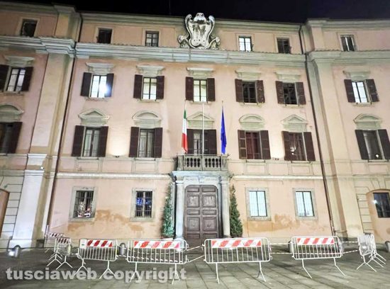 Viterbo - Il palazzo della prefettura transennato