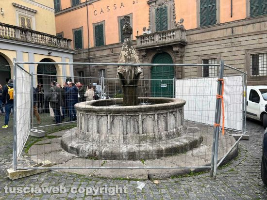 Viterbo - La fontana medievale transennata