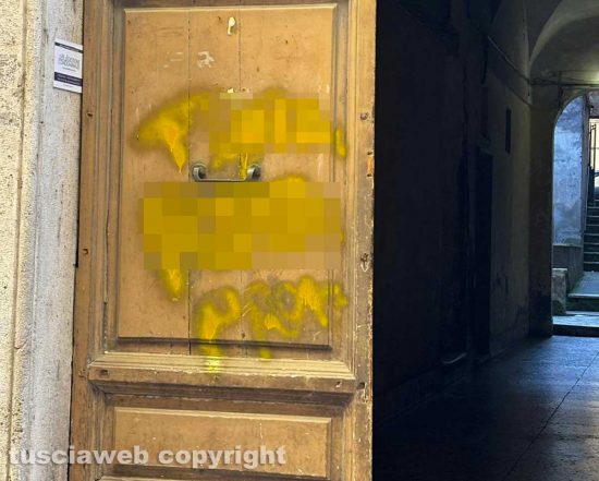 Civita Castellana - Scritte con bomboletta spray 