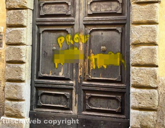 Civita Castellana - Scritte con bomboletta spray 