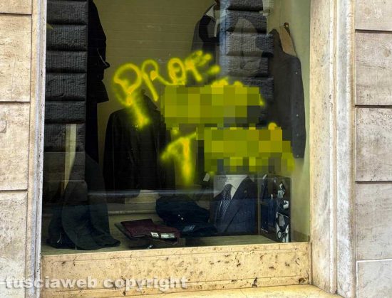 Civita Castellana - Scritte con bomboletta spray 