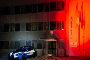Giornata contro la violenza sulle donne - La questura di Viterbo illuminata di rosso