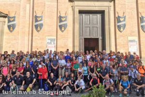 In cammino sulle vie dell'esilio - Foto di gruppo davanti al duomo di Soriano