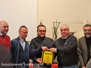 Francesco Ciarlanti dona il nuovo defibrillatoe alla diocesi e di Viterbo e ai rappresentanti di Archeoares