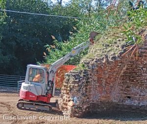 Viterbo - Escavatore su ruderi