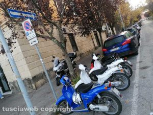 Viterbo - Auto parcheggiate nei posti per motorini