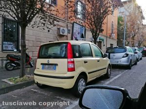 Piazza Crispi - Auto parcheggiate nelle spazi dei motorini