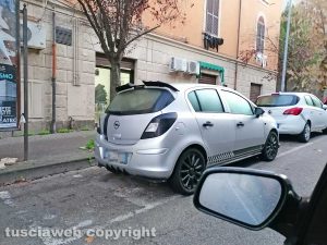 Piazza Crispi - Auto parcheggiate nelle spazi dei motorini