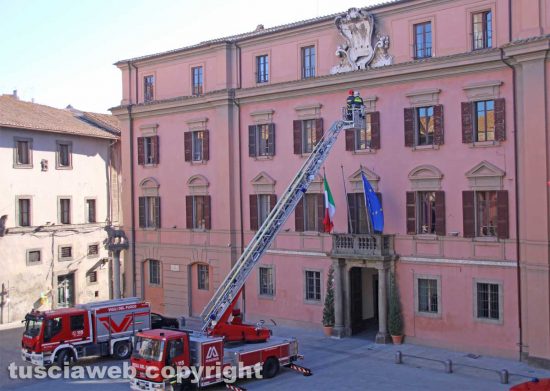 Viterbo - Controlli dei vigili del fuoco in prefettura