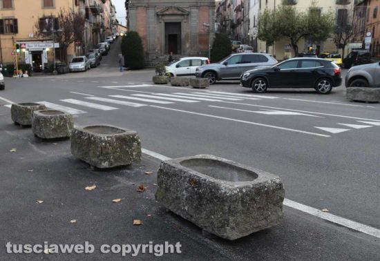 Viterbo - Vasconi in peperino in piazza XX Novembre a Bagnaia