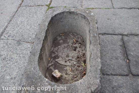 Viterbo - Vasconi in peperino in piazza XX Novembre a Bagnaia