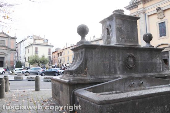 Viterbo - Fontana senza acqua in piazza XX Novembre a Bagnaia 