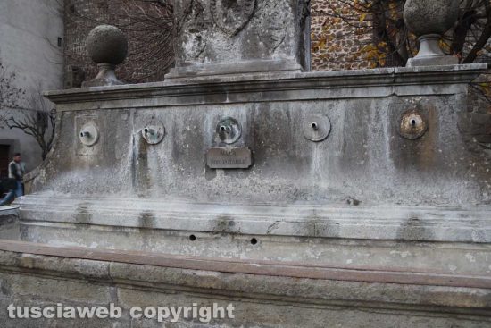 Viterbo - Fontana senza acqua in piazza XX Novembre a Bagnaia