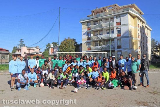 Viterbo - La squadra di calcio della Asfa-Uila assieme alla squadra della comunità islamica