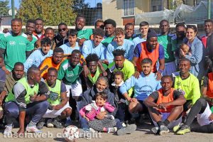 Viterbo - La squadra di calcio della Asfa-Uila assieme alla squadra della comunità islamica