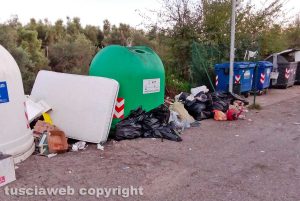 Viterbo - Zona Quartuccio - I rifiuti abbandonati in natura