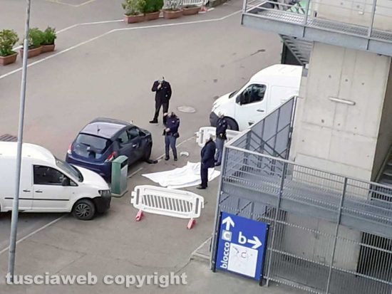 Tragedia a Belcolle, donna precipita dall’ospedale e muore