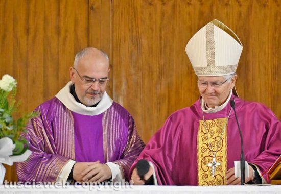 Chiesa di Santa Maria del Paradiso - L'insediamento del parroco Massimiliano Il parroco Massimiliano Balsi con il vescovo Orazio Francesco Piazza