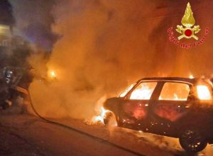 Civitavecchia - Auto in fiamme in via Friuli