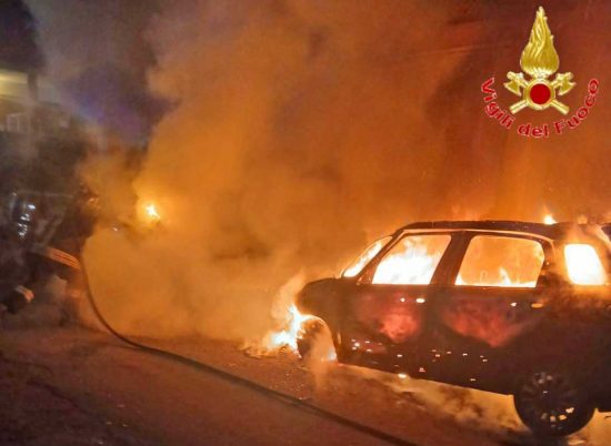 Civitavecchia - Auto in fiamme in via Friuli