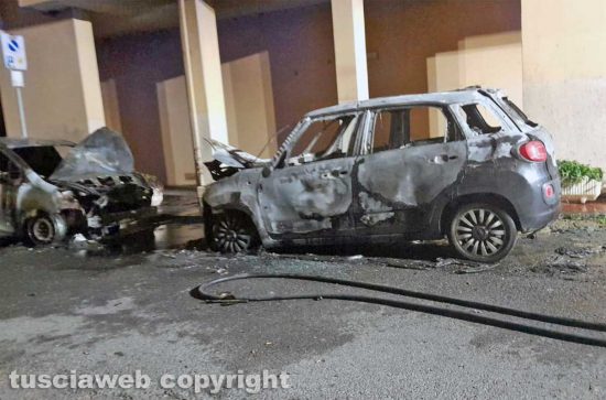 Civitavecchia - Auto in fiamme in via Friuli