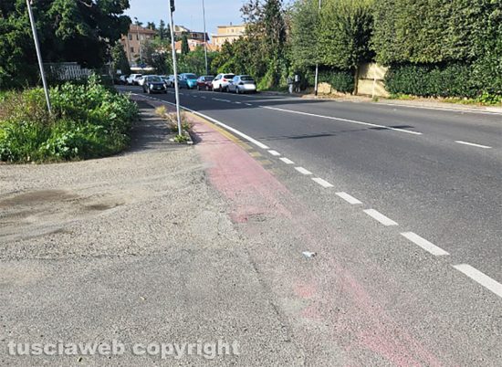 Viterbo - Pista ciclabile sbiadita in via dei Monti Cimini