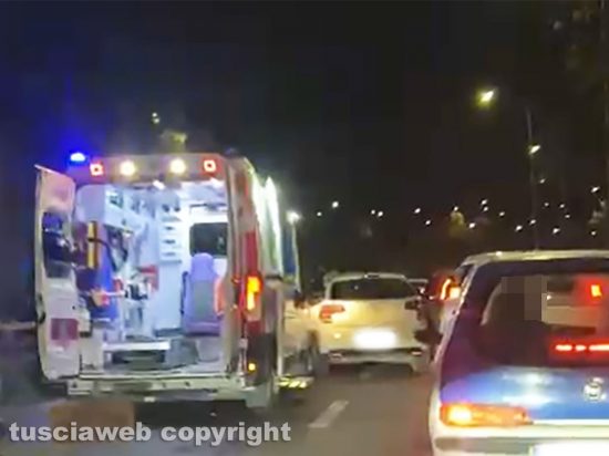 Viterbo - Auto sbanda sul raccordo Almirante, ferita una ragazza