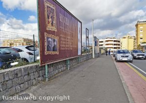 Viterbo - Incrocio di via Sabotino e Carlo Cattaneo liberato dai rovi pendenti dal muro