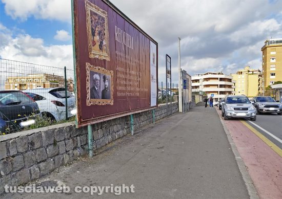 Viterbo - Incrocio di via Sabotino e Carlo Cattaneo liberato dai rovi pendenti dal muro
