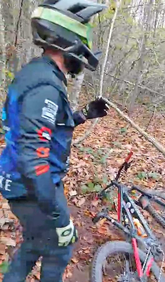 Soriano nel Cimino - Liana legata tra due alberi ad altezza viso, tragedia sfiorata per due bikers