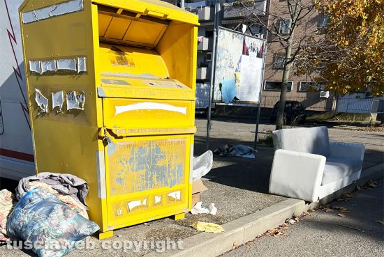 Viterbo - Punto di raccolta per indumenti a piazza Castel dell’Ovo con differenti scarti e rifiuti