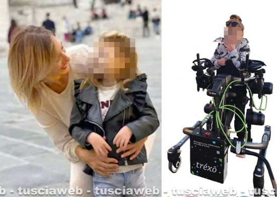 A sinistra: Mamma Eviya e sua figlia Sofia - A destra: La piccola con l'esoscheletro