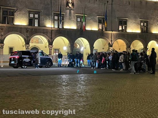 Viterbo - Alessandro Borghese a piazza del Comune prima di annunciare il vincitore