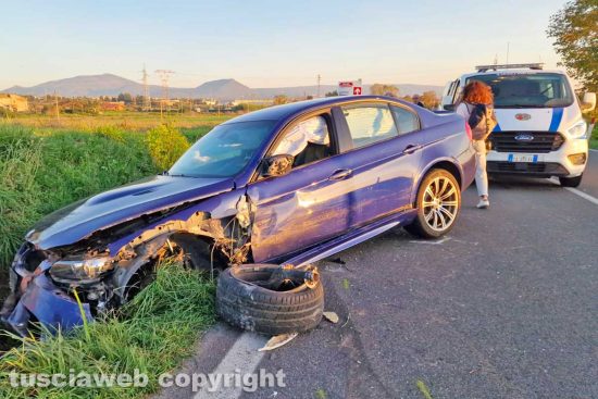 Viterbo - Camper si ribalta sulla Cassia nord e urta delle auto