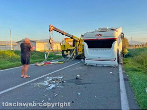 Viterbo - Camper si ribalta sulla Cassia nord e urta delle auto