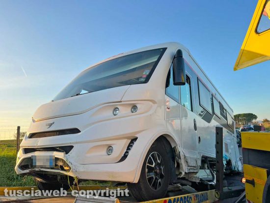Viterbo - Camper si ribalta sulla Cassia nord e urta delle auto