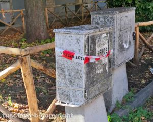 Viterbo - La colonnina elettrica all'incrocio di via Friuli messa in sicurezza