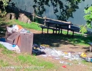 Ronciglione - Lago di Vico - Barbecue riverti, staccionate rotte e rifiuti non raccolti