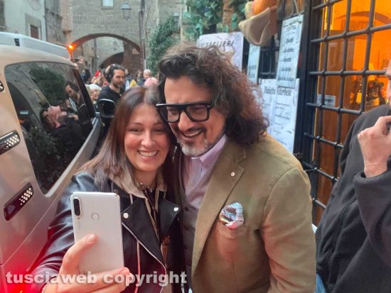 Viterbo - Alessandro Borghese con i fan davanti all'Hosteria del Sor Bruno