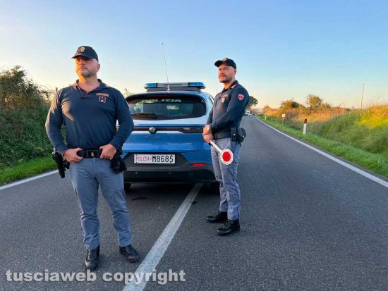 Viterbo - Camper si ribalta sulla Cassia nord e urta delle auto