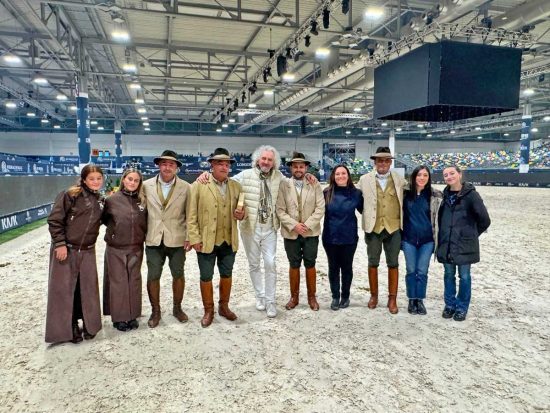 Verona - I cavalieri maremmani e il direttore artistico Antonio Giarola