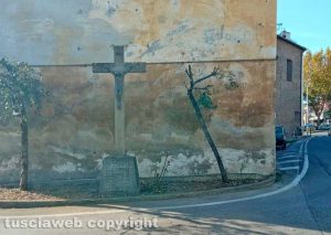 Fabrica di Roma - I rami tagliati intorno al crocifisso in via degli eroi