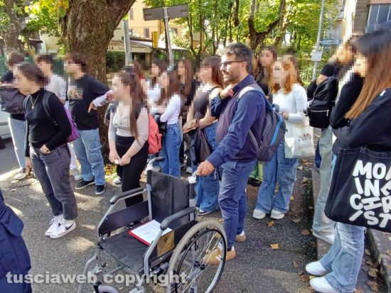 Viterbo - Il sopralluogo con gli studenti del progetto Quartieri accessibili
